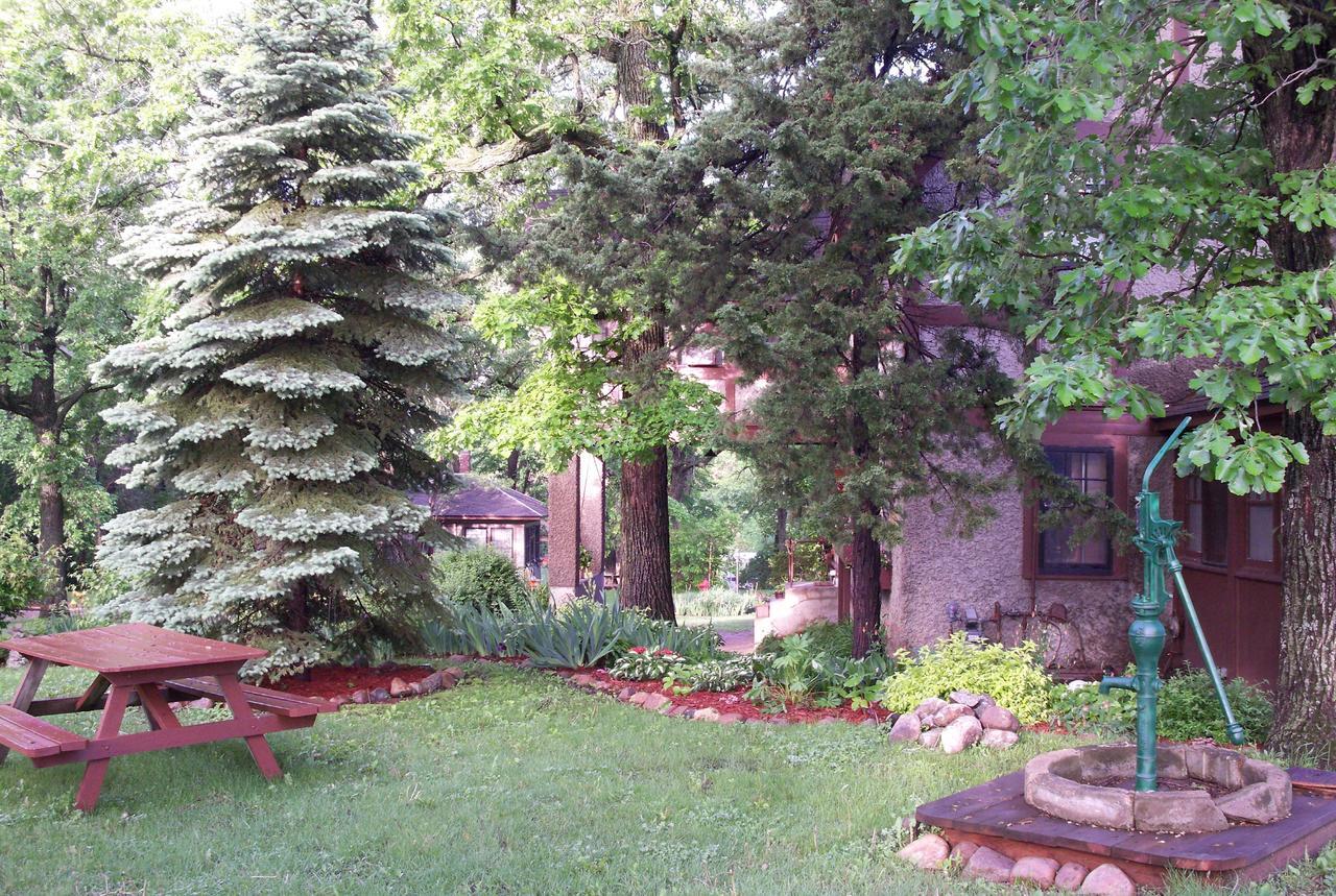 Spicer Castle Inn Exterior photo
